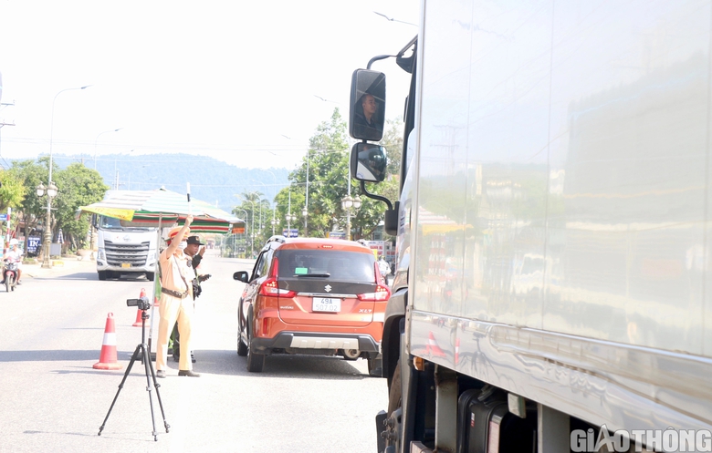 Tuần tra kh&eacute;p k&iacute;n, kiểm so&aacute;t chặt vi phạm ATGT tr&ecirc;n Quốc lộ 20 - Ảnh 11.