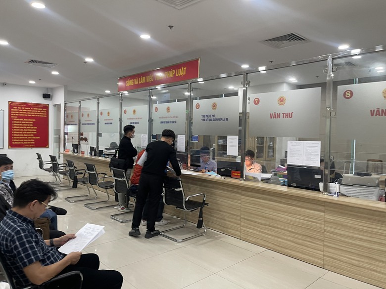 Kh&ocirc;ng c&ograve;n cảnh qu&aacute; tải cấp đổi GPLX ở H&agrave; Nội - Ảnh 1.