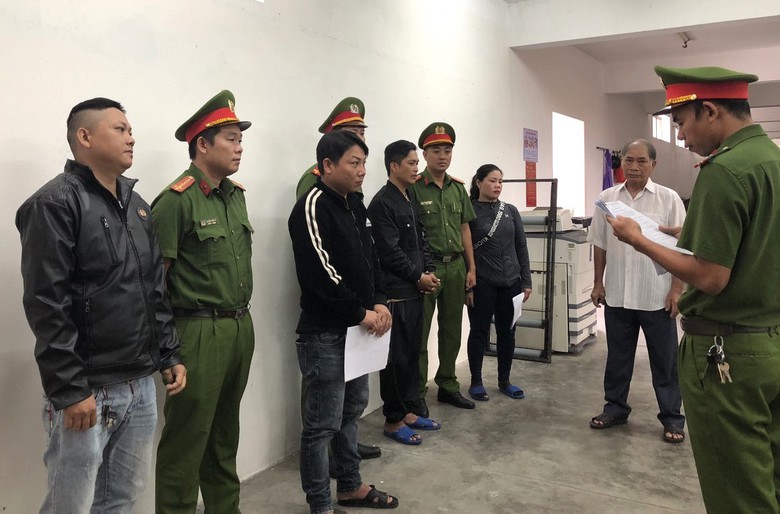 Bắt giữ người để đ&ograve;i nợ, 5 người trong gia đ&igrave;nh bị khởi tố - Ảnh 1.