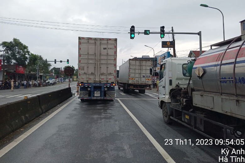 Hiện trường vụ tai nạn giao thông khiến 1 người tử vong tại vị trí đèn tín hiệu giao thông. Hiện trường vụ tai nạn giao thông khiến 1 người tử vong tại vị trí đèn tín hiệu giao thông.