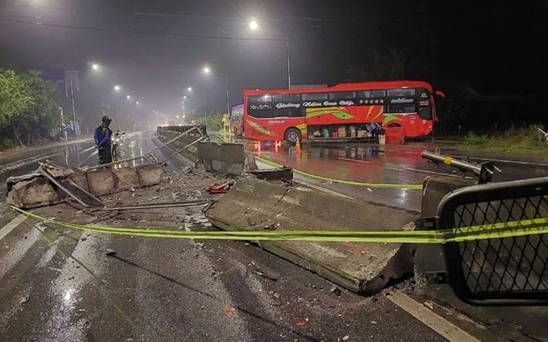 Xe khách tông vào dải phân cách trên tuyến quốc lộ. Xe khách tông vào dải phân cách trên tuyến quốc lộ.