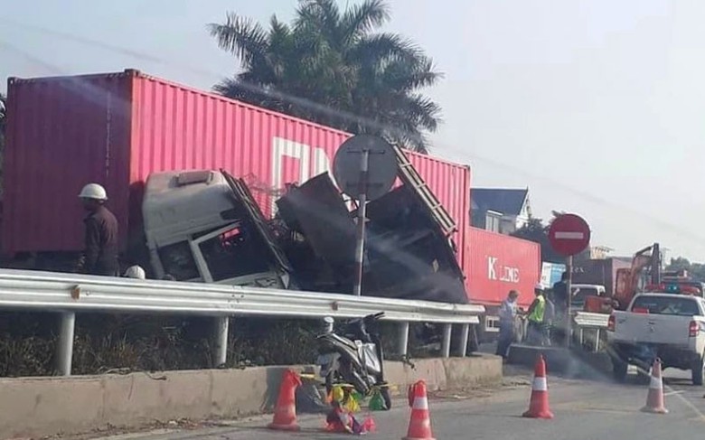 Vụ tai nạn khiến tài xế xe đầu kéo phải vào viện cấp cứu. Vụ tai nạn khiến tài xế xe đầu kéo phải vào viện cấp cứu.