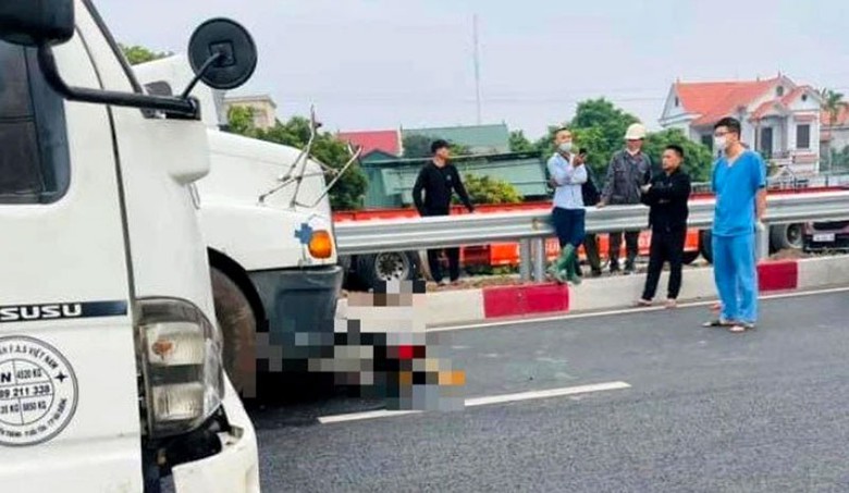 Vụ việc khiến người đi xe m&aacute;y tử vong tr&ecirc;n đường đi cấp cứu.