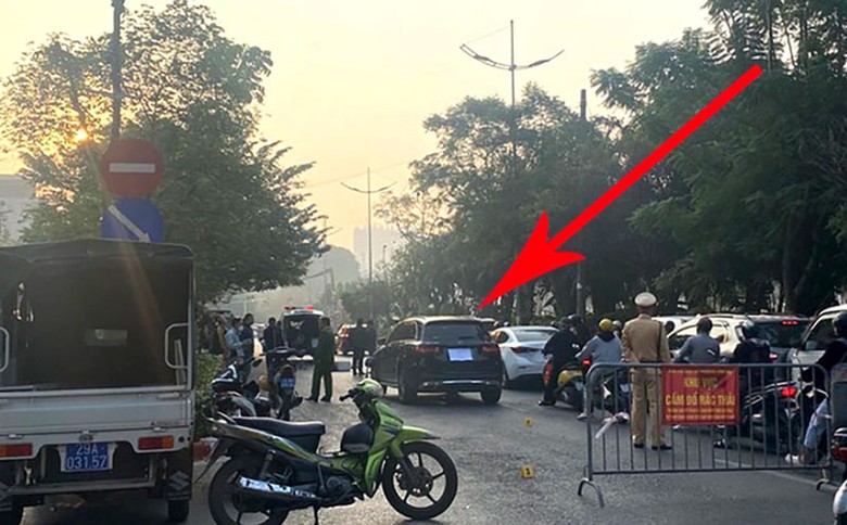 Hiện trường vụ tai nạn ô tô Mercedes với người đi bộ khiến một người tử vong. Hiện trường vụ tai nạn ô tô Mercedes với người đi bộ khiến một người tử vong.