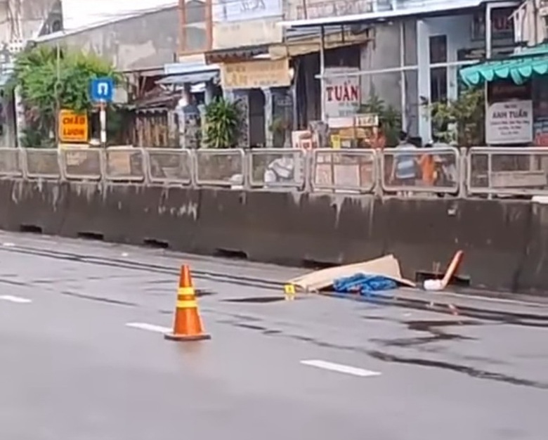 Ph&aacute;t hiện thi thể người đ&agrave;n &ocirc;ng tử vong tr&ecirc;n QL1 nghi bị xe t&ocirc;ng - Ảnh 1.