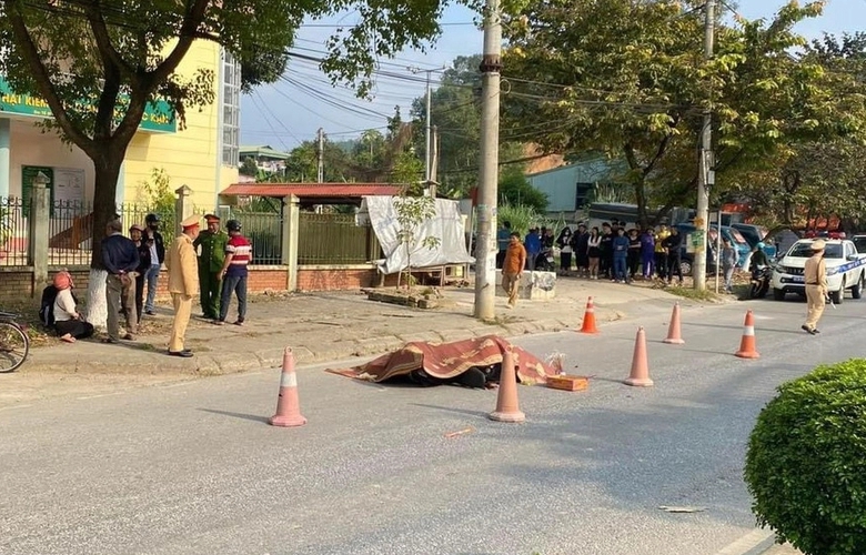 Điều khiển xe tự đ&acirc;m v&agrave;o cột điện b&ecirc;n đường, nam t&agrave;i xế tử vong tại chỗ - Ảnh 1.