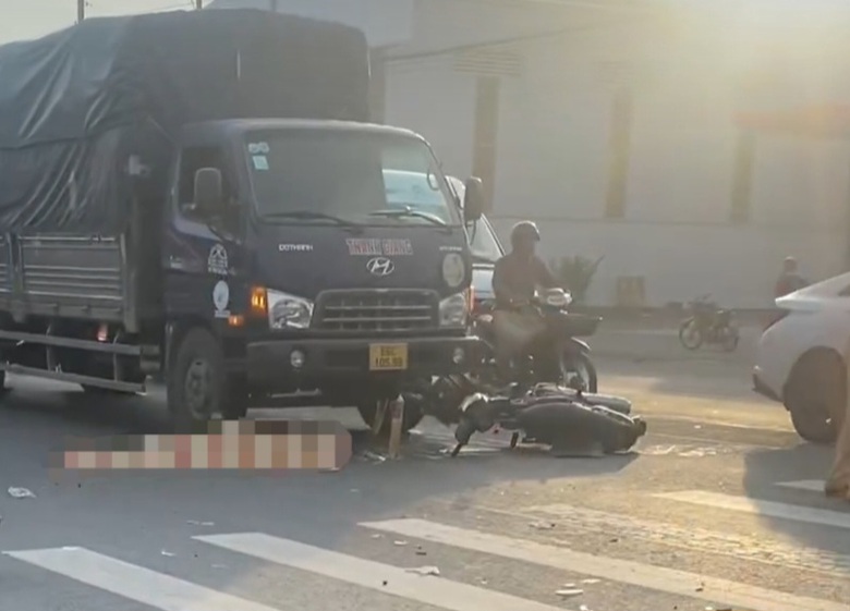 Sau 2 cú va chạm liên tiếp với ô tô và xe tải, người đàn ông tử vong tại chỗ. - Ảnh 1. Sau 2 cú va chạm liên tiếp với ô tô và xe tải, người đàn ông tử vong tại chỗ. - Ảnh 1.