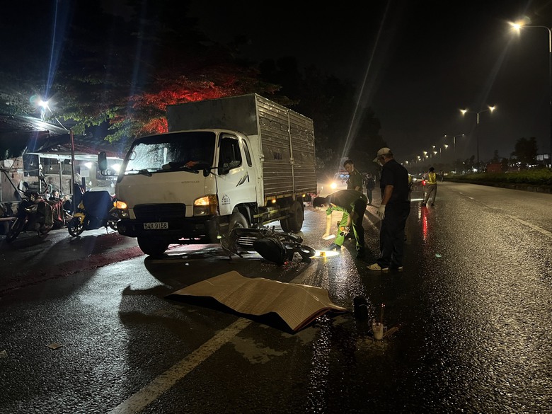 Truy t&igrave;m xe container bỏ trốn sau tai nạn chết người - Ảnh 1.