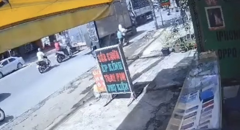 Xe đạp điện va chạm với xe tải một b&eacute; trai tử vong - Ảnh 1.