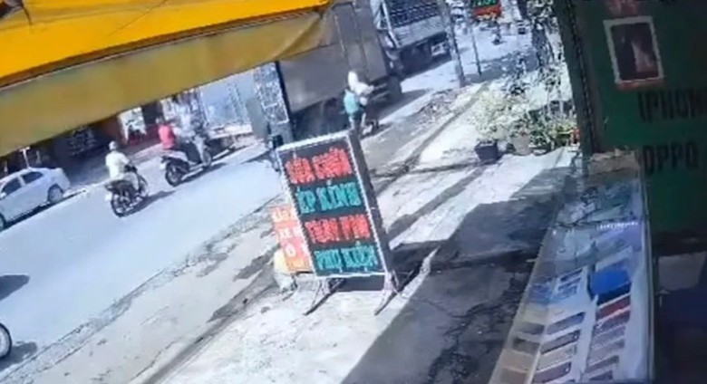 Hiện trường vụ va chạm giao th&ocirc;ng giữa xe đạp điện v&agrave; &ocirc; t&ocirc; tải.