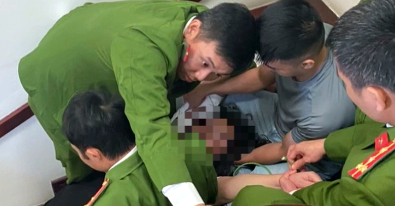 C&ocirc;ng an giải cứu người phụ nữ định nhảy từ tầng 5 kh&aacute;ch sạn để tự tử - Ảnh 1.