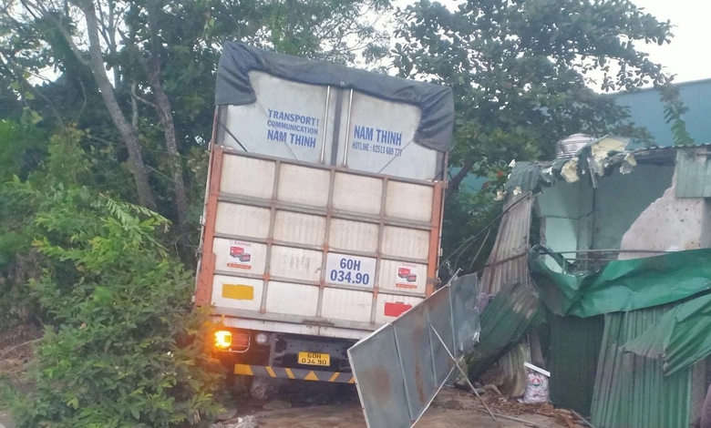 Xe tải lao v&agrave;o nh&agrave; d&acirc;n, cụ b&agrave; tử vong thương t&acirc;m - Ảnh 1.