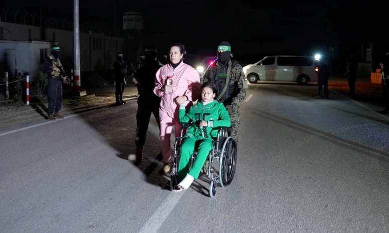 Hamas thả thêm 11 con tin, lệnh ngừng bắn ở Dải Gaza kéo dài thêm 2 ngày - Ảnh 1. Hamas thả thêm 11 con tin, lệnh ngừng bắn ở Dải Gaza kéo dài thêm 2 ngày - Ảnh 1.