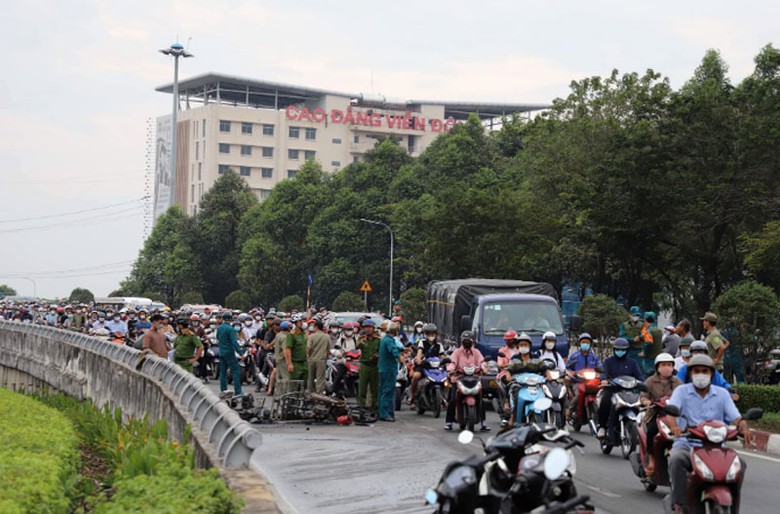 Hiện trường vụ ùn tắc trên cầu vượt Quang Trung. Hiện trường vụ ùn tắc trên cầu vượt Quang Trung.