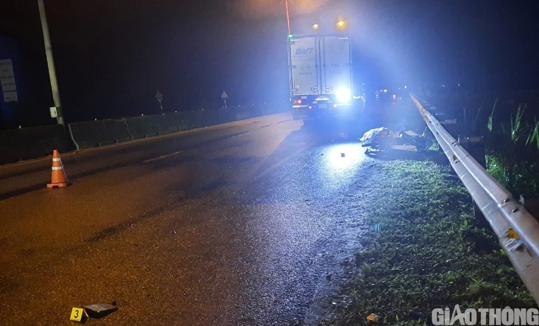 Ô tô tải tông trúng xe máy, người phụ nữ ở Quảng Trị tử vong thương tâm - Ảnh 1. Ô tô tải tông trúng xe máy, người phụ nữ ở Quảng Trị tử vong thương tâm - Ảnh 1.