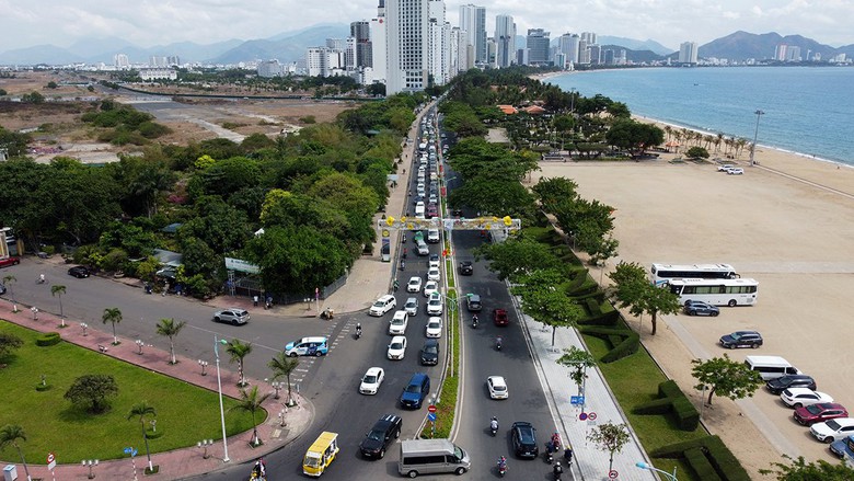 Cần tăng cường sử dụng xe trung chuyển để chở kh&aacute;ch du lịch ở Nha Trang - Ảnh 3.