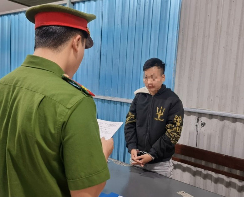 C&ocirc; g&aacute;i cầm đầu 40 qu&aacute;i xế n&aacute;o loạn đường phố, d&ugrave;ng b&igrave;nh xịt cay chống trả cảnh s&aacute;t - Ảnh 1.