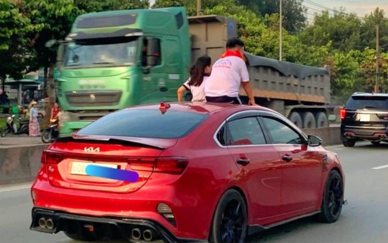 Phạt tiền, tước giấy ph&eacute;p 2 th&aacute;ng t&agrave;i xế để hai ch&aacute;u b&eacute; th&ograve; đầu qua cửa sổ trời - Ảnh 1.