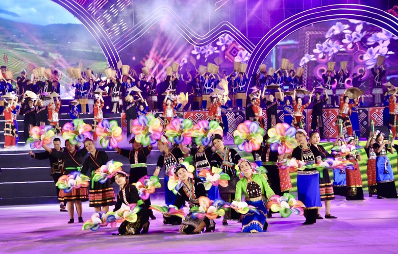 Cận cảnh lễ khai mạc Ng&agrave;y hội Văn h&oacute;a c&aacute;c d&acirc;n tộc c&oacute; số d&acirc;n dưới 10.000 người lần thứ I - Ảnh 7.