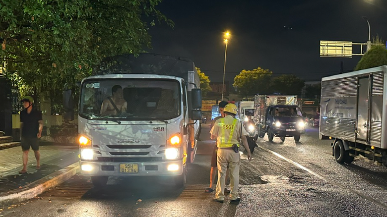 Công an test ma túy tại khu chợ lớn nhất TP Thủ Đức, nhiều tài xế run lẩy bẩy - Ảnh 1. Công an test ma túy tại khu chợ lớn nhất TP Thủ Đức, nhiều tài xế run lẩy bẩy - Ảnh 1.