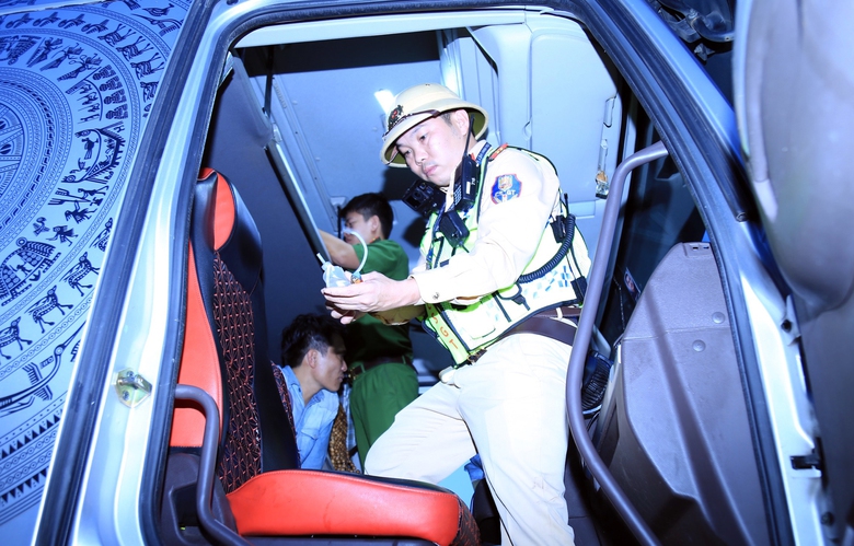 Nhiều t&agrave;i xế vi phạm nồng độ cồn, ma t&uacute;y tr&ecirc;n QL20 qua Đồng Nai - Ảnh 1.