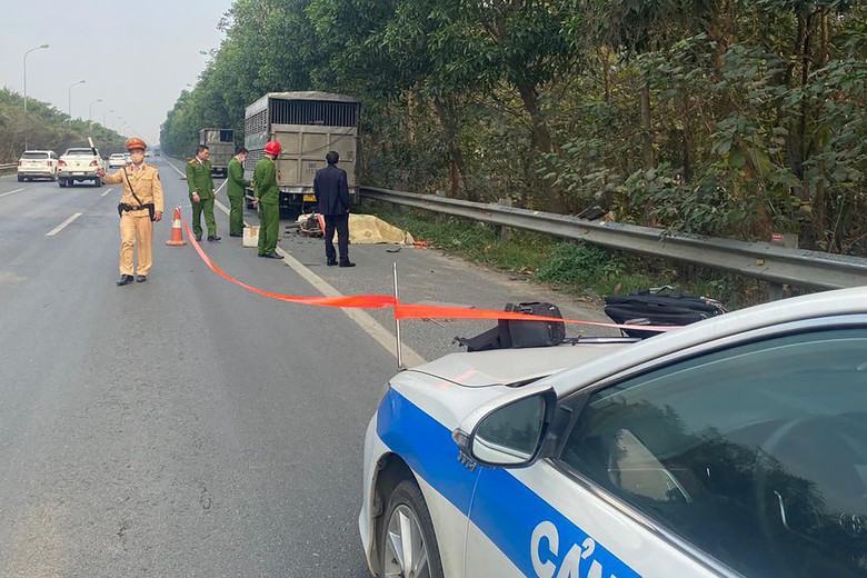 T&igrave;m nh&acirc;n chứng vụ TNGT tr&ecirc;n Đại lộ Thăng Long khiến 1 người tử vong - Ảnh 1.