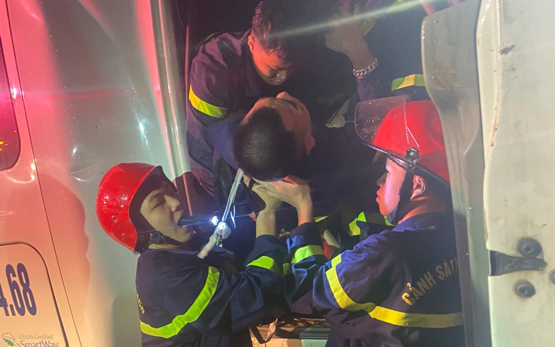 Giải cứu t&agrave;i xế g&atilde;y ch&acirc;n, mắc kẹt trong cabin container sau tai nạn giao th&ocirc;ng - Ảnh 1.