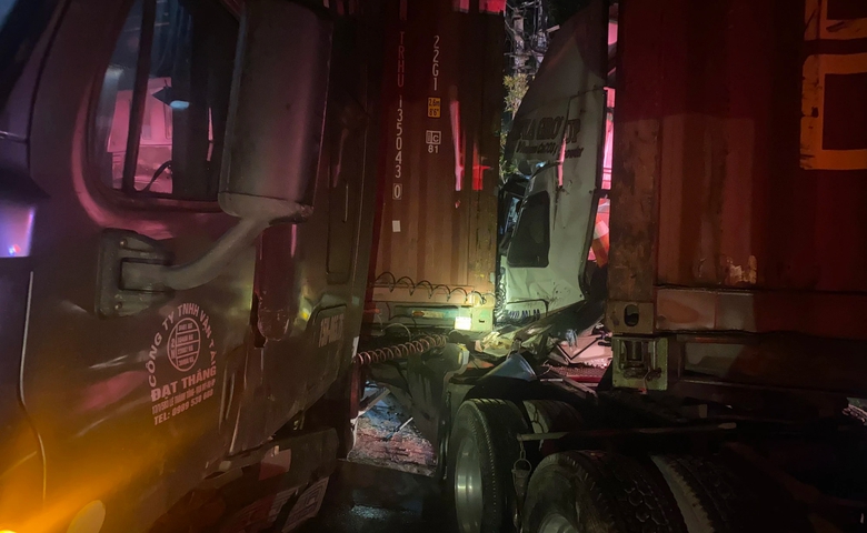 Giải cứu t&agrave;i xế g&atilde;y ch&acirc;n, mắc kẹt trong cabin container sau tai nạn giao th&ocirc;ng - Ảnh 3.