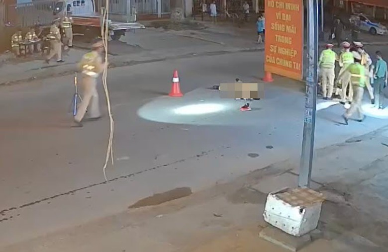 Nam thanh ni&ecirc;n lao xe m&aacute;y v&agrave;o tổ đo nồng độ cồn khiến một CSGT bất tỉnh - Ảnh 1.