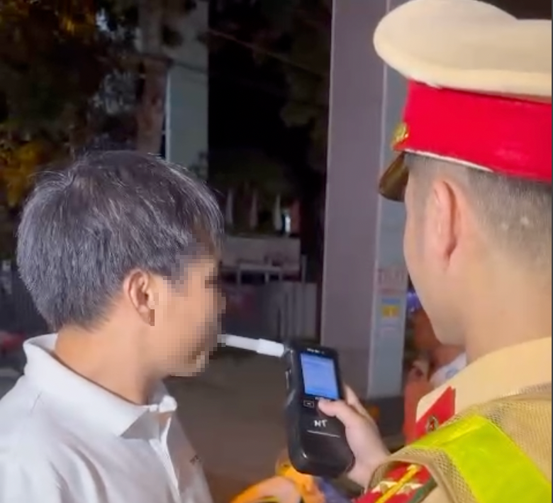 T&agrave;i xế điều khiển xe mang biển ngũ qu&yacute; 8 "d&iacute;nh" nồng độ cồn - Ảnh 1.