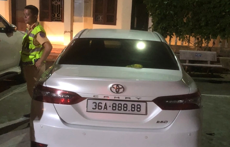 T&agrave;i xế điều khiển xe mang biển ngũ qu&yacute; 8 "d&iacute;nh" nồng độ cồn - Ảnh 2.