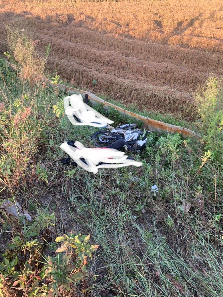 Xe máy lao xuống ruộng ở gần cầu sông Chanh 2, nam tài xế tử vong tại chỗ thương tâm - Ảnh 1. Xe máy lao xuống ruộng ở gần cầu sông Chanh 2, nam tài xế tử vong tại chỗ thương tâm - Ảnh 1.