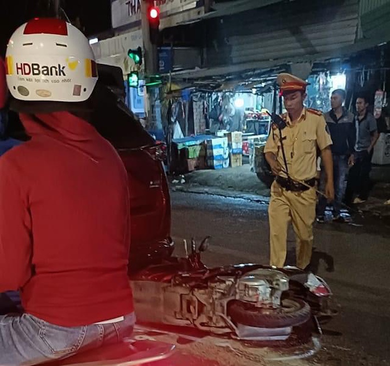 Xe tải lao v&agrave;o s&aacute;u xe m&aacute;y v&agrave; một &ocirc; t&ocirc; con đang dừng đ&egrave;n đỏ - Ảnh 2.