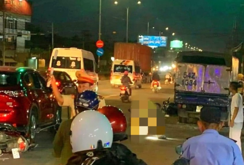 Xe tải lao v&agrave;o s&aacute;u xe m&aacute;y v&agrave; một &ocirc; t&ocirc; con đang dừng đ&egrave;n đỏ - Ảnh 1.