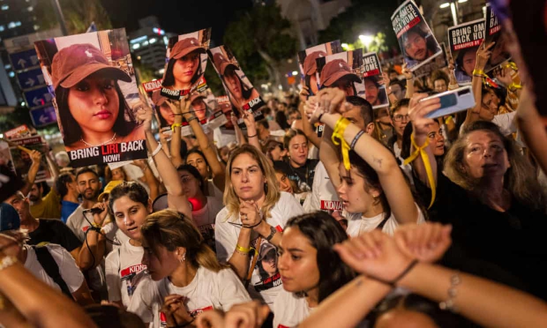 Thân nhân các con tin người Israel bị Hamas bắt giữ kêu gọi nhượng bộ đổi lấy thả con tin - Ảnh 1. Thân nhân các con tin người Israel bị Hamas bắt giữ kêu gọi nhượng bộ đổi lấy thả con tin - Ảnh 1.