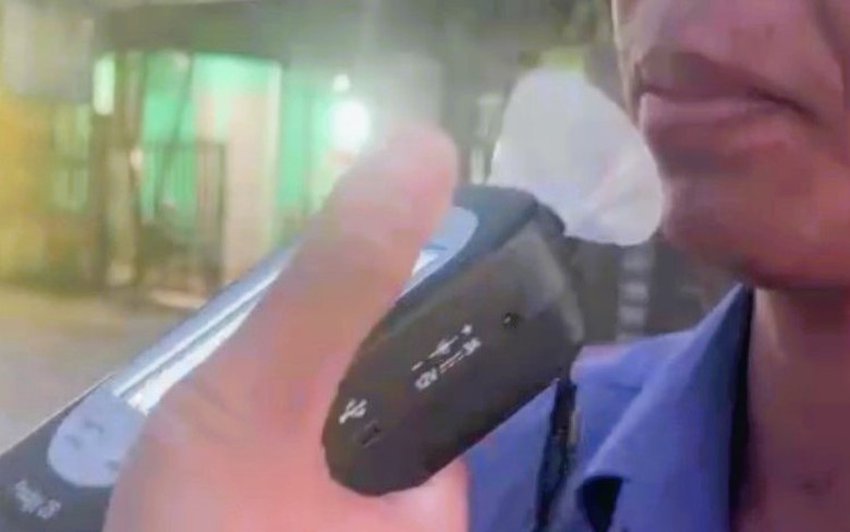 M&iacute;m m&ocirc;i thổi đối ph&oacute;, t&agrave;i xế d&iacute;nh nồng độ cồn mức kịch khung