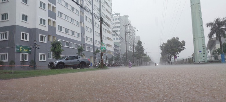 Đường phố Đ&agrave; Nẵng lại ngập sau mưa lớn, &ocirc; t&ocirc;, xe m&aacute;y b&igrave; b&otilde;m lội nước - Ảnh 11.