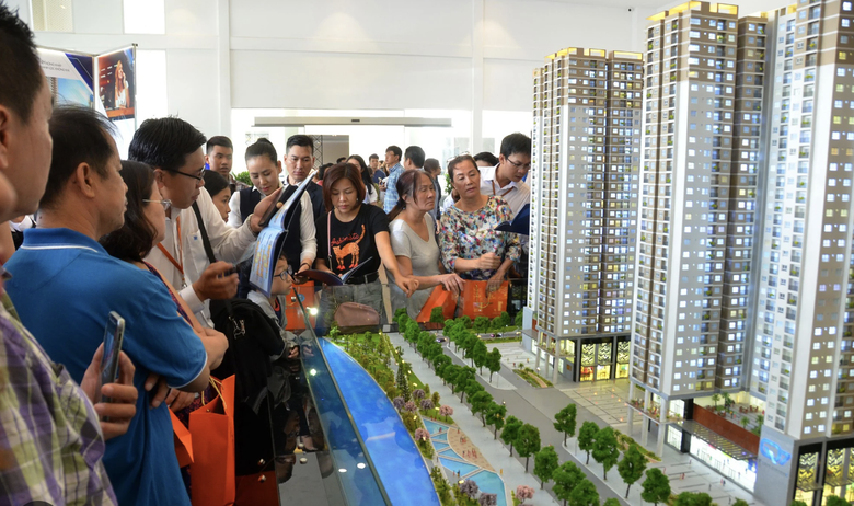 Doanh nghiệp bất động sản "c&ograve;ng lưng" với l&atilde;i suất vay thả nổi - Ảnh 1.