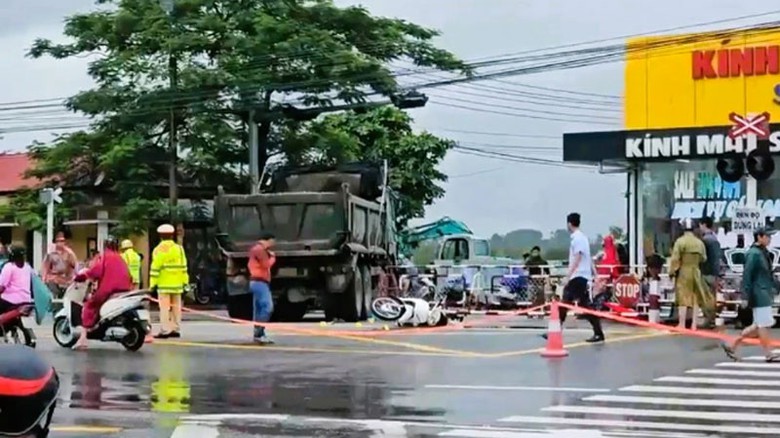 Lực lượng chức năng phong tỏa hiện trường, điều tra nguyên nhân vụ tai nạn. Lực lượng chức năng phong tỏa hiện trường, điều tra nguyên nhân vụ tai nạn.