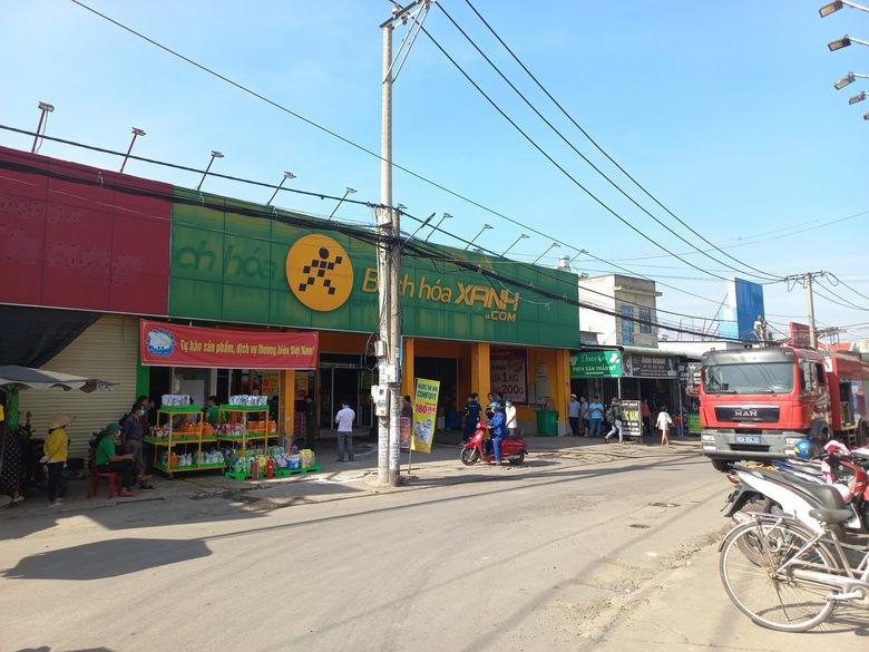 Ch&aacute;y kho một si&ecirc;u thị nhiều h&agrave;ng h&oacute;a bị thi&ecirc;u rụi - Ảnh 1.