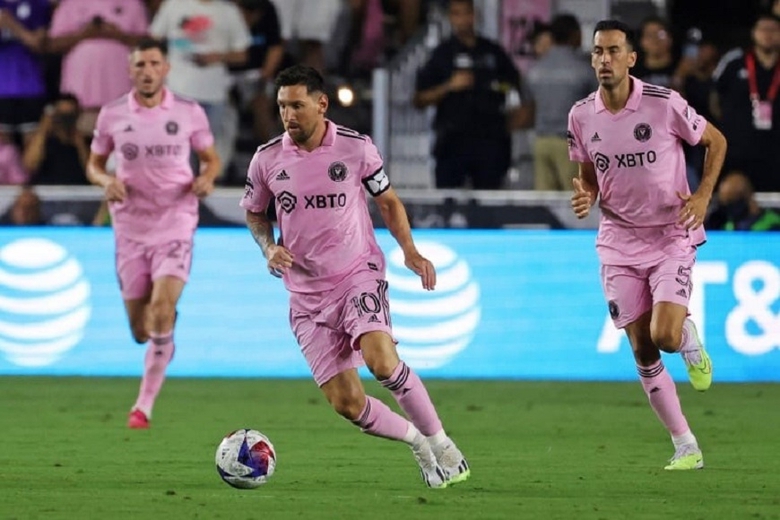 M&ugrave;a giải chưa bắt đầu, Messi đ&atilde; gi&uacute;p đội b&oacute;ng chủ quản g&acirc;y sốt  - Ảnh 1.