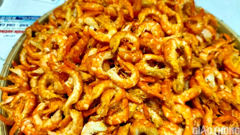 Du kh&aacute;ch th&iacute;ch th&uacute; tận thấy t&ocirc;m s&uacute; sống "khổng lồ" tại Festival T&ocirc;m C&agrave; Mau - Ảnh 9.