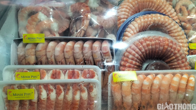 Du kh&aacute;ch th&iacute;ch th&uacute; tận thấy t&ocirc;m s&uacute; sống "khổng lồ" tại Festival T&ocirc;m C&agrave; Mau - Ảnh 11.