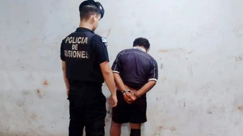 Trọng t&agrave;i ở giải đấu qu&ecirc; hương Messi c&oacute; h&agrave;nh động khiến tất cả khiếp sợ   - Ảnh 1.