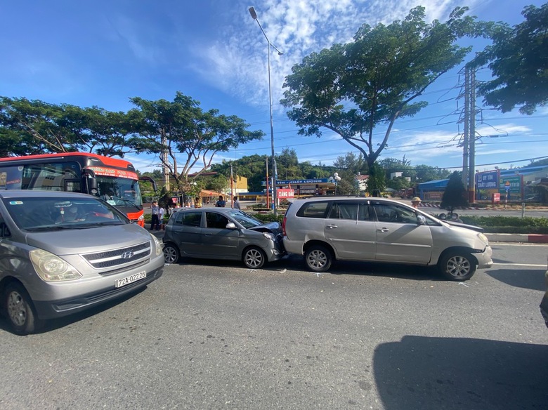 Năm ô tô va chạm liên hoàn trên đường 3/2 Vũng Tàu - Ảnh 1. Năm ô tô va chạm liên hoàn trên đường 3/2 Vũng Tàu - Ảnh 1.