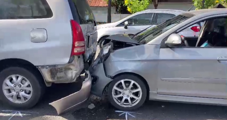 Năm ô tô va chạm liên hoàn trên đường 3/2 Vũng Tàu - Ảnh 2. Năm ô tô va chạm liên hoàn trên đường 3/2 Vũng Tàu - Ảnh 2.