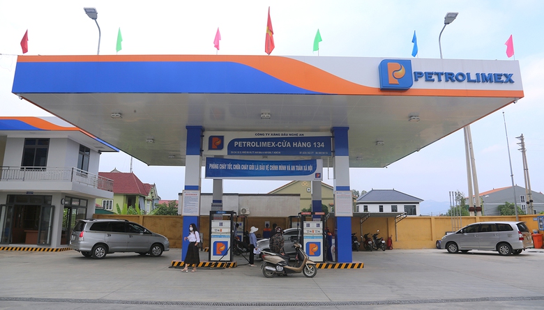 Rối rắm &aacute;p gi&aacute; xăng dầu tại c&aacute;c địa phương v&ugrave;ng 2 - Ảnh 1.