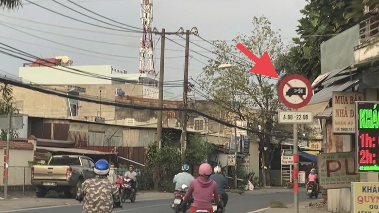 Đo&agrave;n xe bồn b&ecirc; t&ocirc;ng rầm rập vượt biển cấm, th&ocirc;ng giờ cấm ở TP Thủ Đức - Ảnh 1.