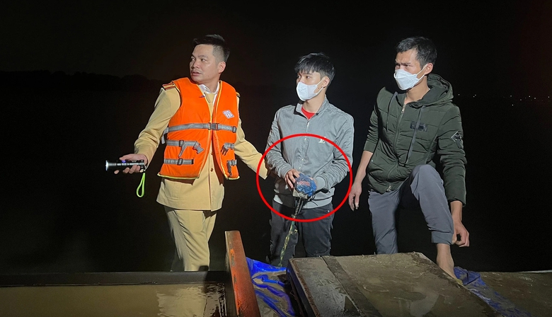 Tóm gọn nhóm "cát tặc" sử dụng công nghệ cao trên sông Hồng - Ảnh 1. Tóm gọn nhóm "cát tặc" sử dụng công nghệ cao trên sông Hồng - Ảnh 1.