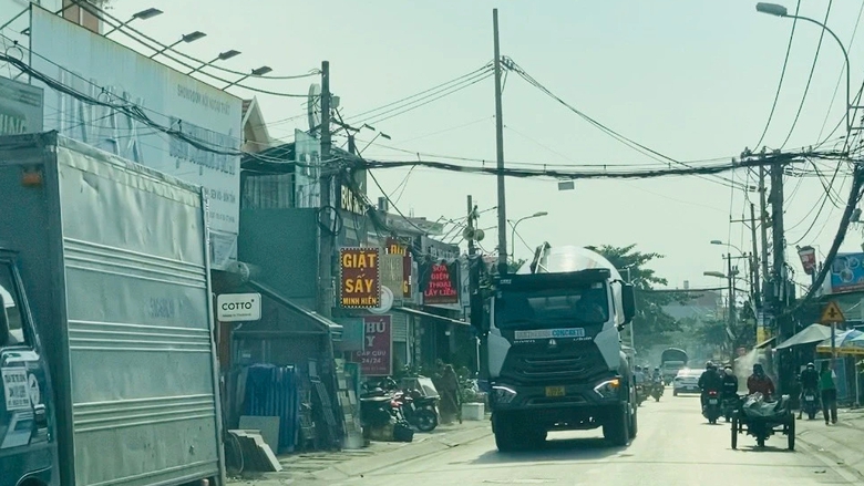 Đo&agrave;n xe bồn b&ecirc; t&ocirc;ng rầm rập vượt biển cấm, th&ocirc;ng giờ cấm ở TP Thủ Đức - Ảnh 2.